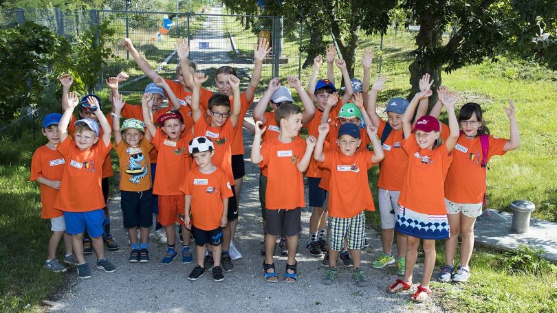 Kindergruppe mit orangen T-Shirts