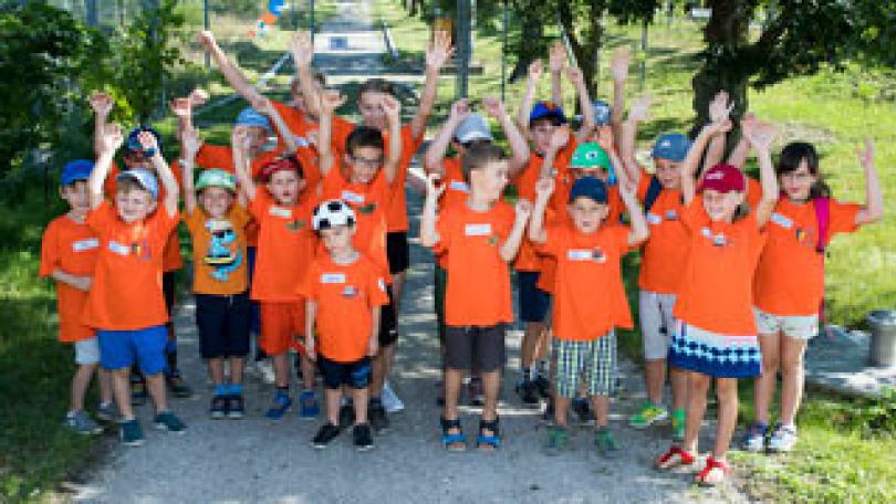 Kindergruppe in orangen T-Shirts