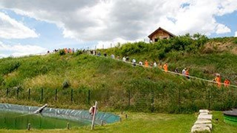 copyright: feel image - Fotogtrafie e.U.
Fotos: Felicitas Matern
Castelligasse 8
A-1050 Wien Eine Gruppe von Personen spaziert auf der Deponie