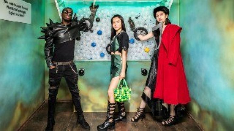 Escape Room mit 3 futuristisch verkleideten Personen