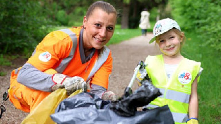 copyright: PID/VOTAVA Eine Frau und ein Kind beim Aufräumen in der Natur