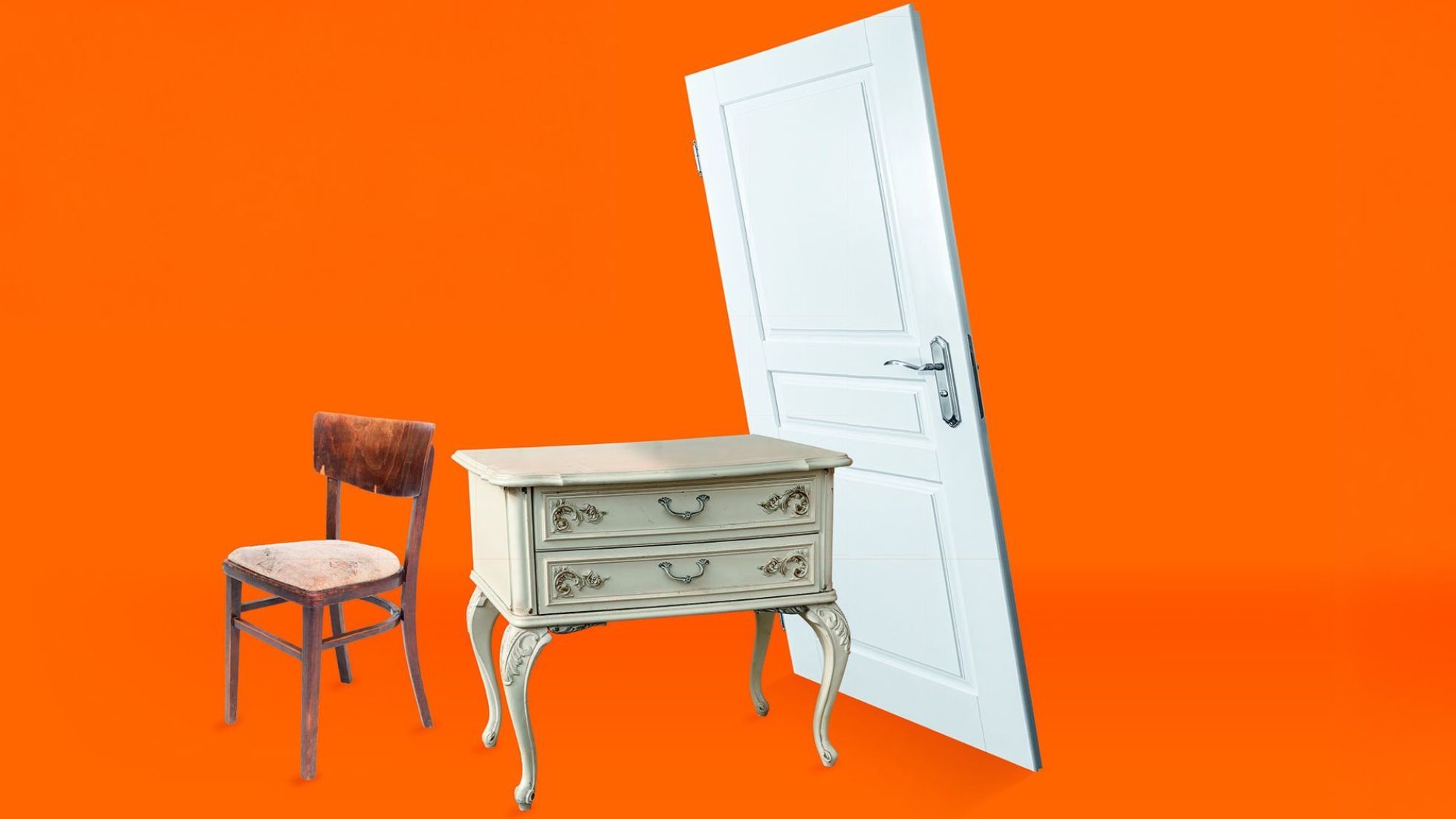 Holzmöbel vor orangem Hintergrund