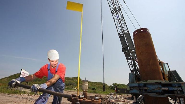 Mitarbeiter der Deponie bei der Arbeit an einem Gasbrunnen