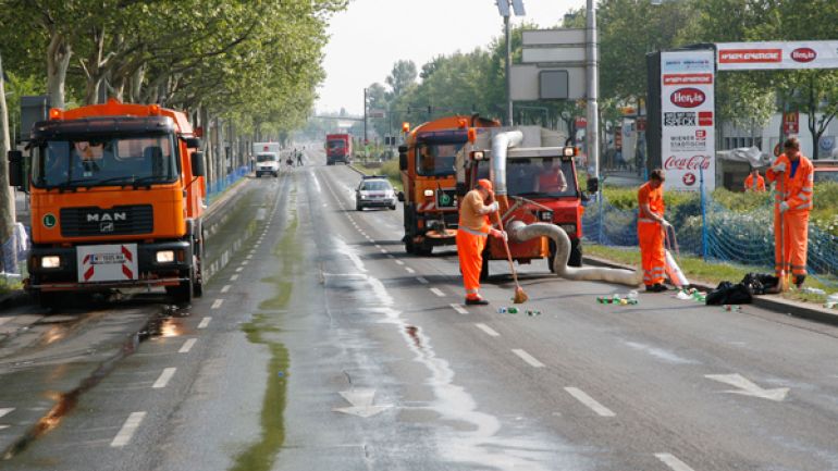 Straßenkehrer und Fahrzeuge der Straßenreinigung beim Vienna City Marathon