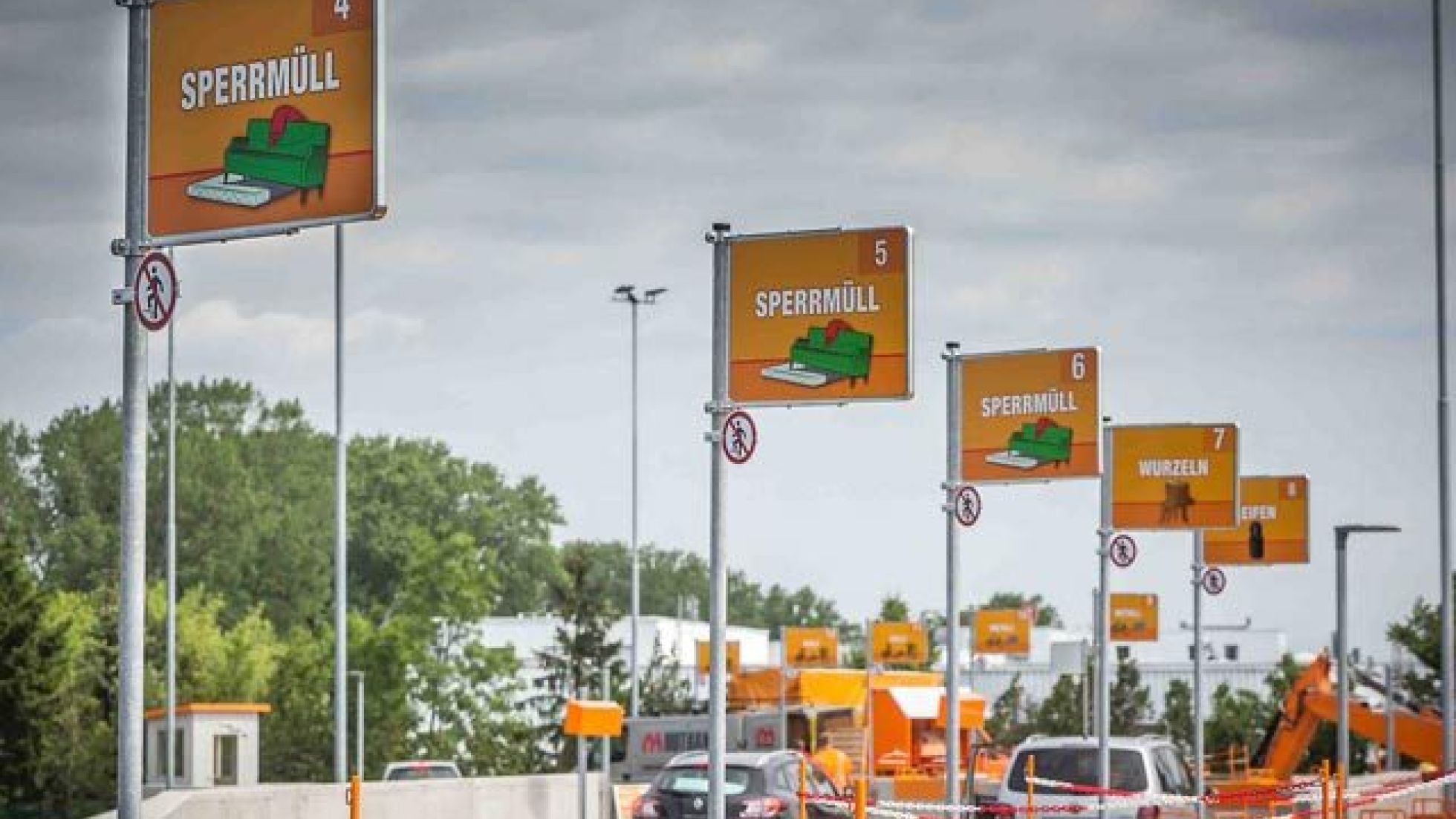 copyright: Christian Houdek Mulden für die Abgabe von Sperrmüll am Mistplatz