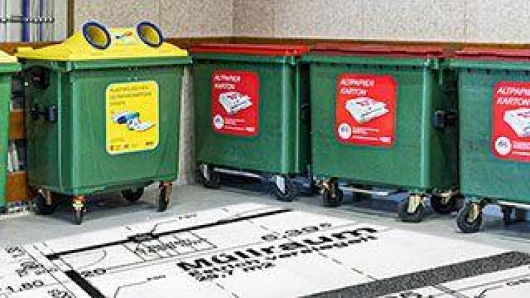 copyright: MA 48 Je ein Altpapier und Restmüllbehälter mit einem Volumen von 770 Litern in einem Müllraum