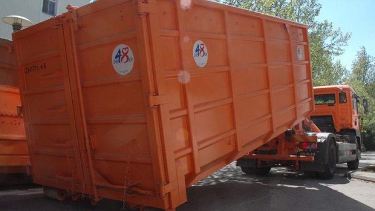 copyright: MA 48 Absetzen einer Mulde von einem LKW