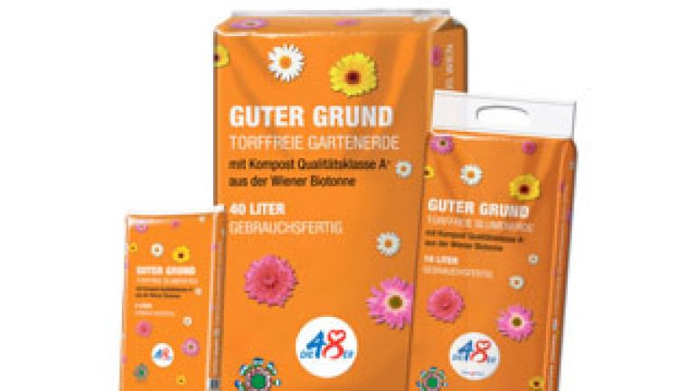 Zwei gestapelte Säcke der torffreien Erde "Guter Grund"
