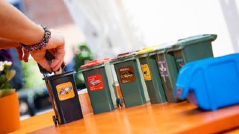 Kleine Spielzeug-Mülltonnen zum Mülltrennen