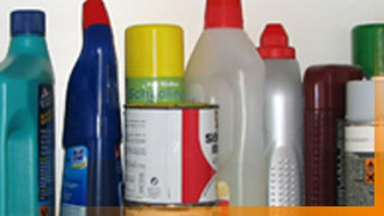 Verschiedene Haushaltsartikel wie Lacke und Reinigungsmittel, die in der Problemstoffsammlung abgegeben werden können
