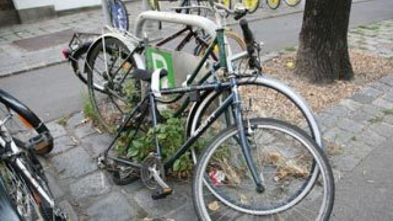 Fahrradwrack blockiert einen Fahrradabstellplatz