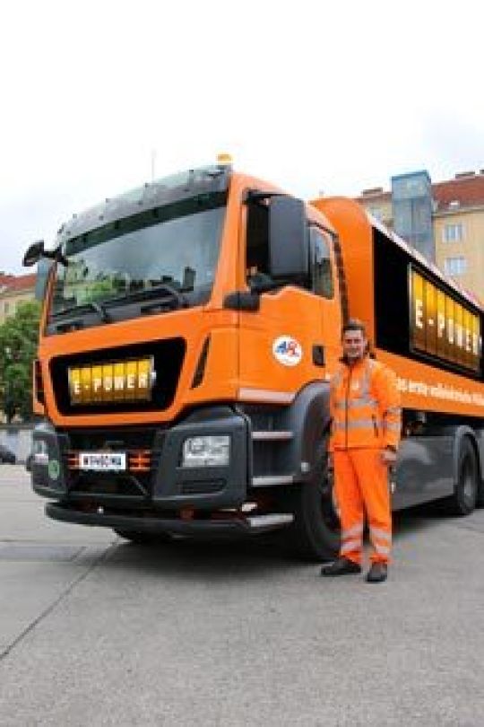 copyright: MA 48 Mitarbeiter der MA 48 vor dem Elektro-Müllsammelfahrzeug