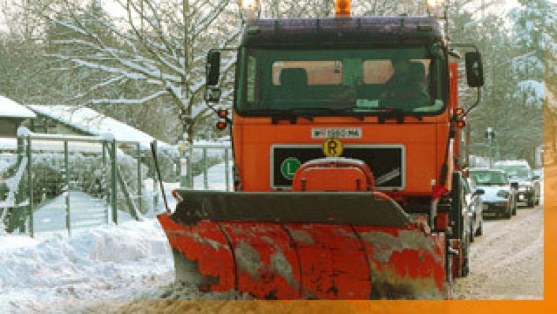 Räumfahrzeug der MA 48 im Winterdiensteinsatz
