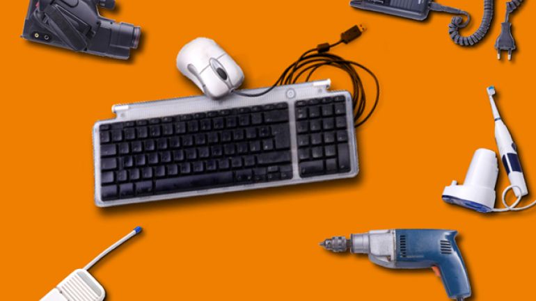 copyright: Unique-Werbeagentur Verschiedene Elektroaltgeräte: Videokamera, Rasierer, Bohrmaschine, Elektro-Zahnbürste, PC-Tastatur, und Babyphon