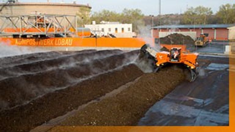 copyright: Felicitas Matern Kompostumsetzer bei der Arbeit