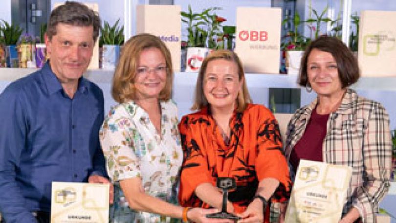 copyright: leadersnet.at/G. Rizar 4 Personen halten Auszeichnungen in ihren Händen