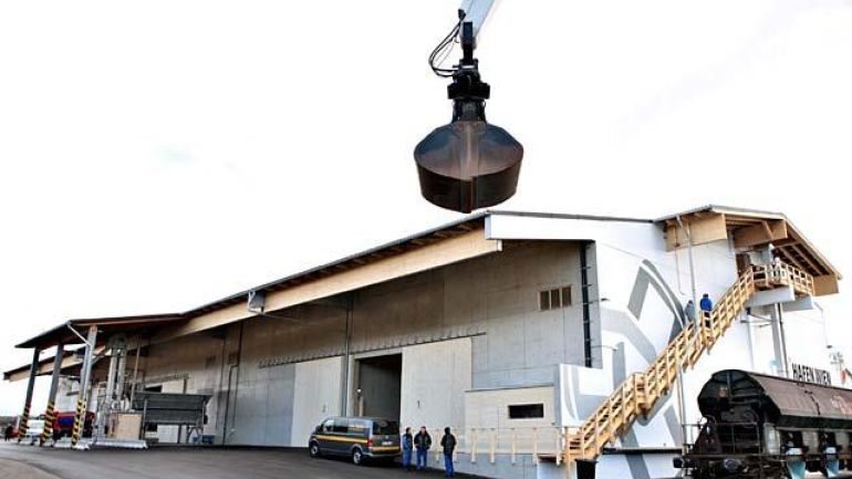 Neue Halle mit Bahnwaggon und Baggerschaufel