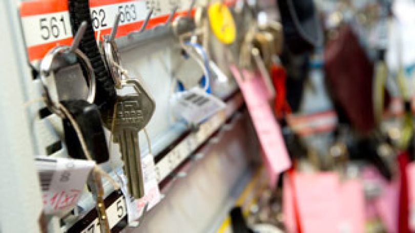 Verlorene Schlüssel an Haken befestigt