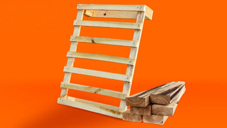 Holz vor orangem Hintergrund