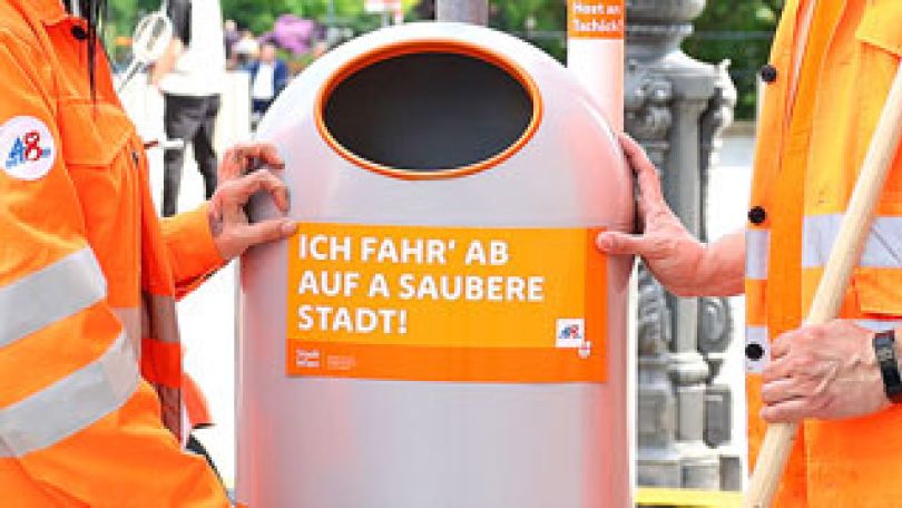 Papierkorb mit dem Spruch "Ich fahr' ab auf a saubere Stadt"