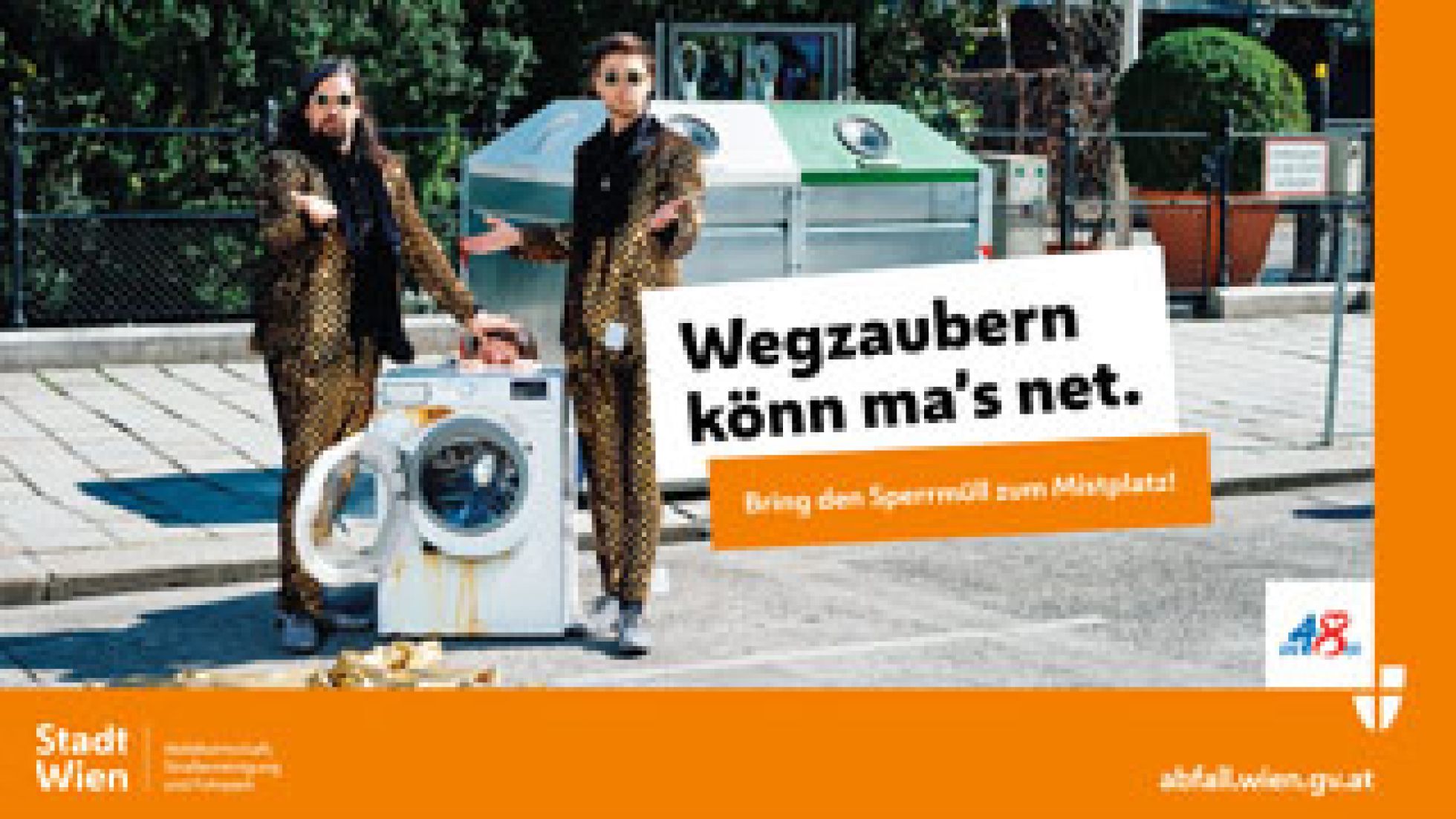 copyright: MA 48 2 Zauberer stehen auf der Straße neben einer kaputten Waschmaschine