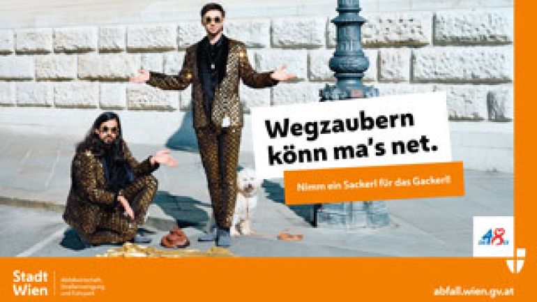 copyright: MA 48 2 Zauberer stehen neben auf der Straße neben einem Hundekot-Haufen