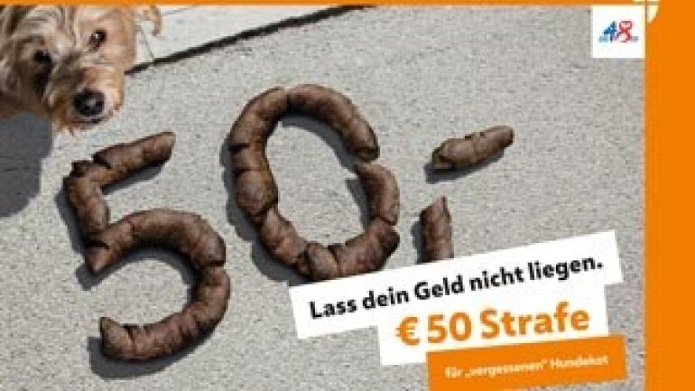 copyright: MA 48 Die Ziffer 50 mit Hundekot auf Asphalt dargestellt, links ein Hund, rechts der Schriftzug "Lass dein Geld nicht liegen. € 50 Strafe für 'vergessenen' Hundekot"
