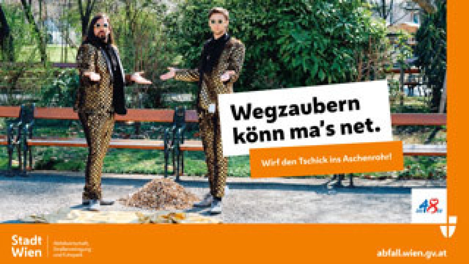 2 Zauberer stehen auf der Straße neben einem Zigaretten-Haufen