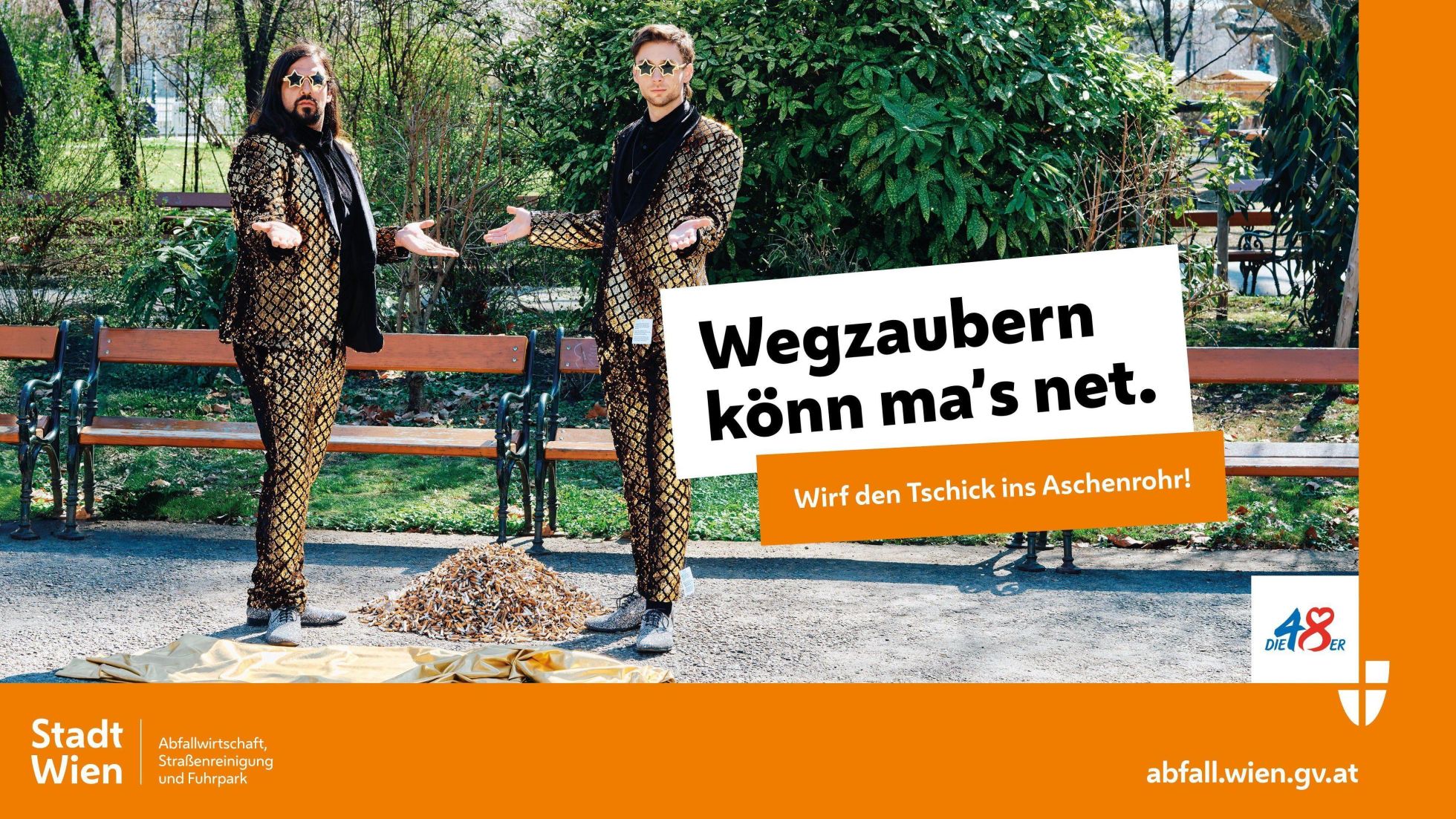 copyright: MA 48 2 Zauberer stehen auf der Straße neben einem Zigaretten-Haufen