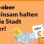 copyright: MA 48 Zerdrückte Flasche vor orangem Hintergrund, daneben Schriftzug "Gemeinsam halten wir die Stadt sauber" sowie weißes Feld mit Schriftzug "Oder 50 Euro"