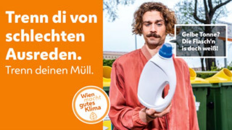 copyright: MA 48 Mann betrachtet eine weiße Plastikflasche