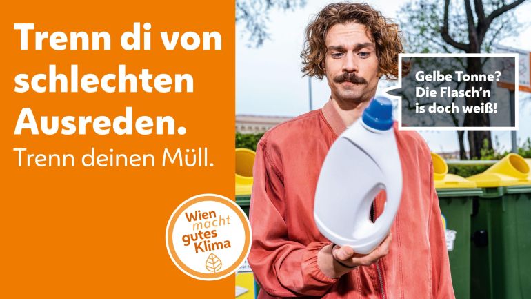 copyright: MA 48 Mann betrachtet eine weiße Plastikflasche