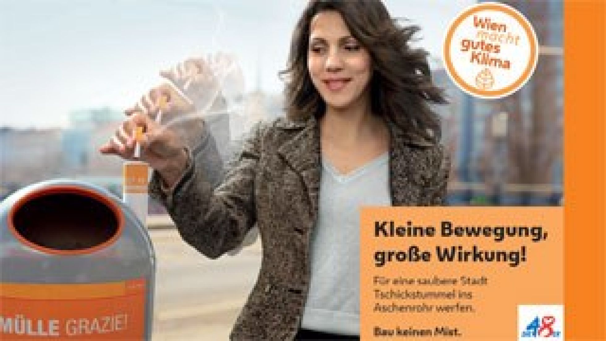 copyright: MA 48/UNIQUE Frau wirft Zigarette in ein Aschenrohr eines Mülleimers