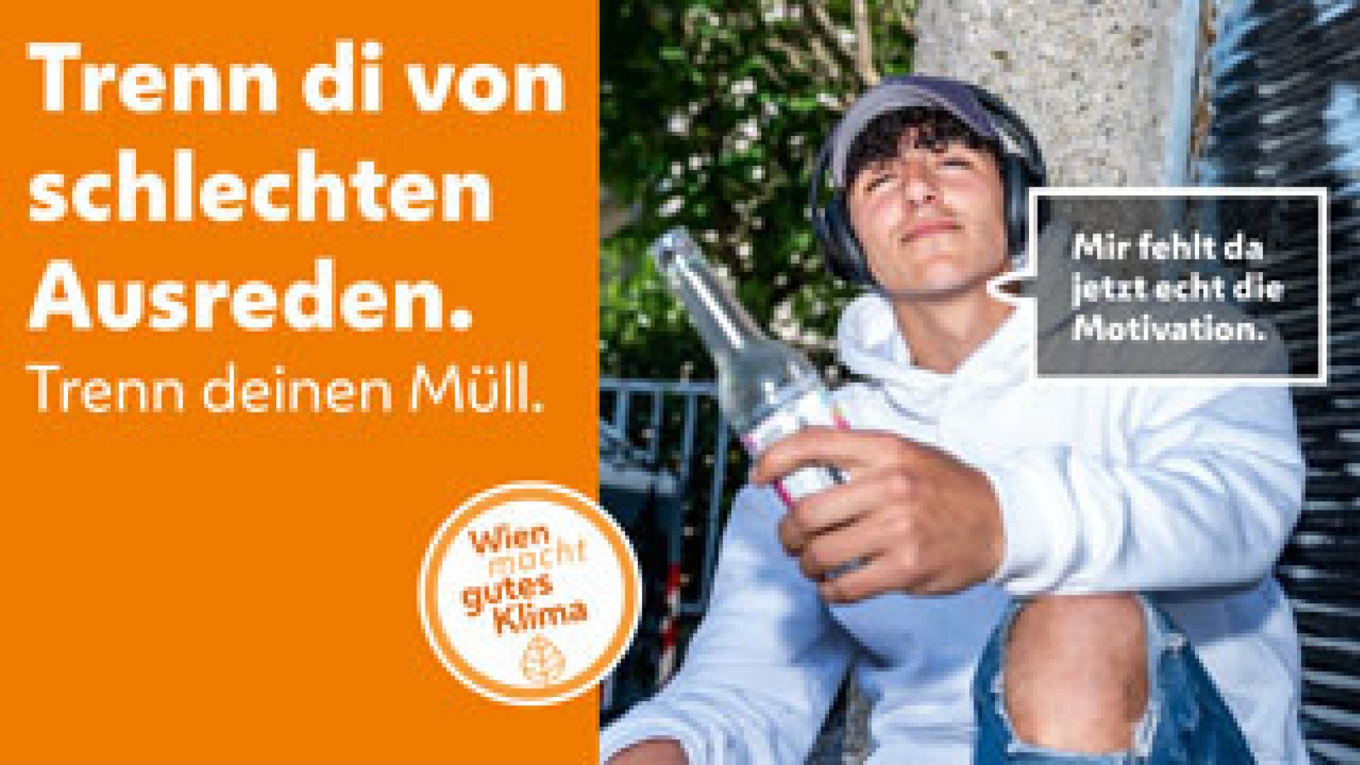 copyright: MA 48 Jugendlicher in weißem Kapuzenpullover hält eine Glasflasche