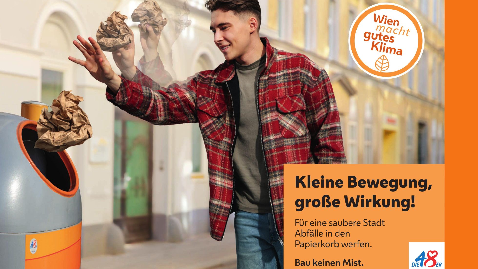Mann wirft Papiersackerl in einen Mülleimer