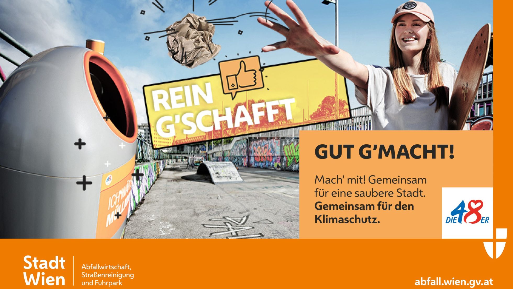 Frau wirft Müll in den Mülleimer