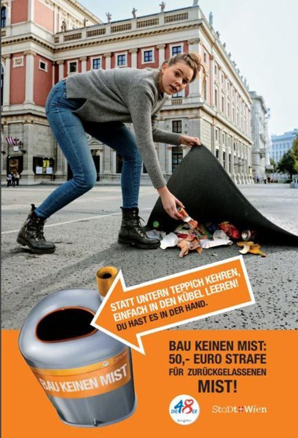 Frau kehrt auf der Straße Müll unter einen Teppich