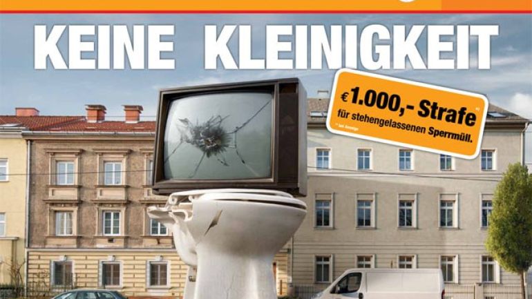Ausschnitt vom Plakat der Kampagne "Keine Kleinigkeit" zum Thema Sperrmüll: Riesige, kaputte Klomuschel und Fernseher auf der Straße