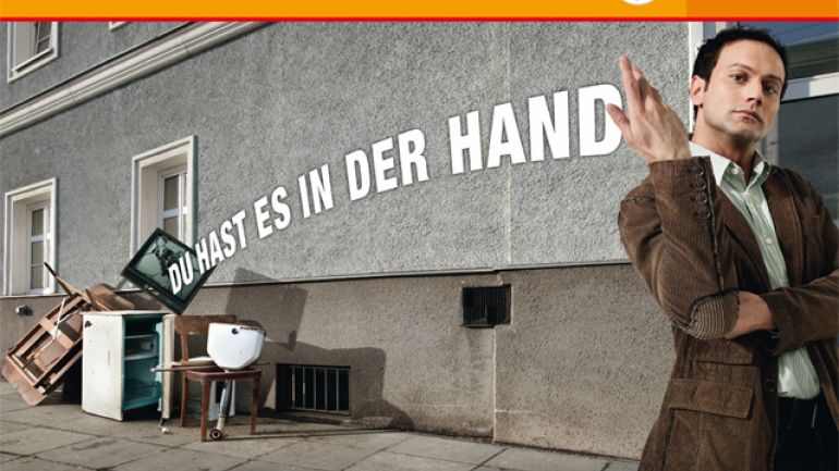 copyright: MA 48/UNIQUE Slogan "Du hast es in der Hand" über der Darstellung eines Mannes, der Sperrmüll auf der Straße ablagert