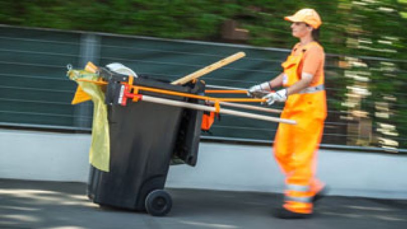 copyright: Christian Houdek Mitarbeiterin der MA 48 mit Arbeitsgeräten