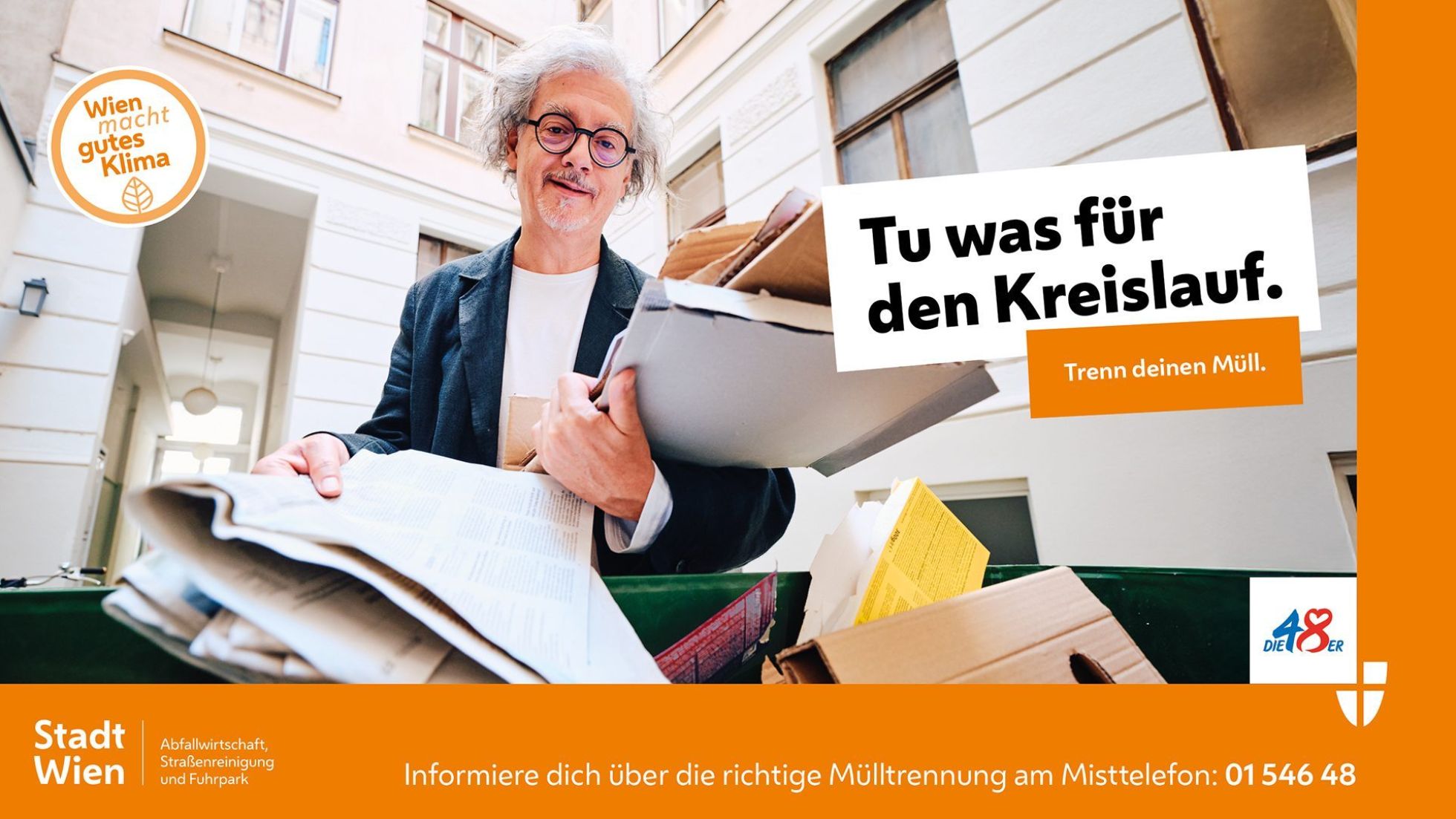 copyright: MA 48 Ein Mann mit Brille legt Altpapier in einen Altpapiercontainer.