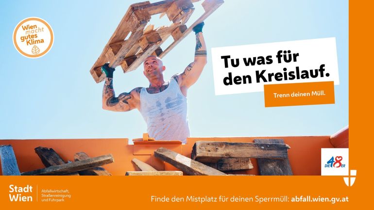 copyright: MA 48 Ein MA-48-Mitarbeiter wirft Sperrmüll in einen Container