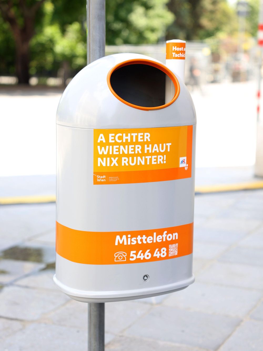 Mistkübel mit Spruch "A echter Wiener haut nix runter!"