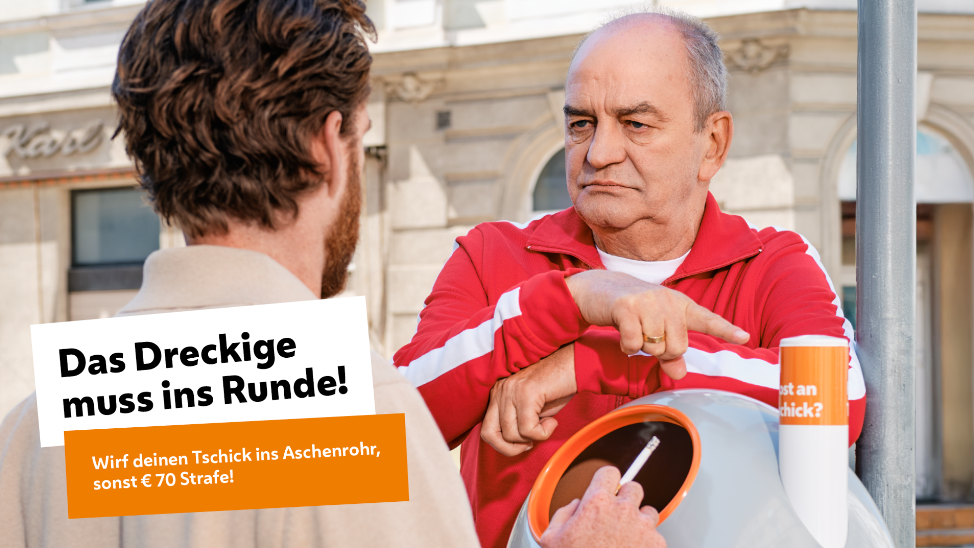 copyright: Philipp Horak 2 Personen stehen an einem Mülleimer mit Aschenrohr, links in einer weißen Box ist der Schriftzug "Das Dreckige muss ins Runde!" und darunter in einer orangen Box: "Wirf deinen Tschik ins Aschenrohr, sonst € 70 Strafe!"