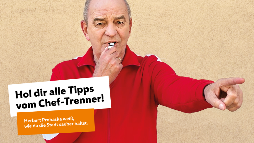Herbert Prohaska mit einer Pfeife, rechts daneben weiße Box mit Schriftzug "Hol dir alle Tipps vom Chef-Trenner!" und darunter orange Box "Herbert Prohaska wei0, wie die Stadt sauber bleibt"