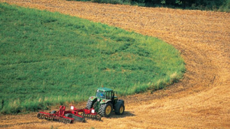 Ein Traktor auf einem Feld