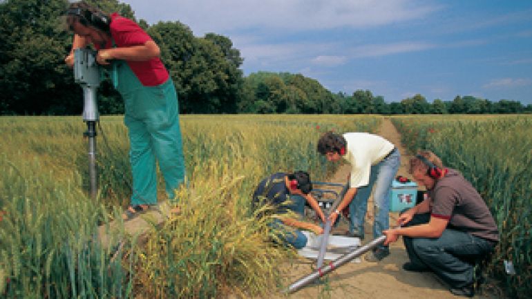 Ein Forschungsteam im Feld