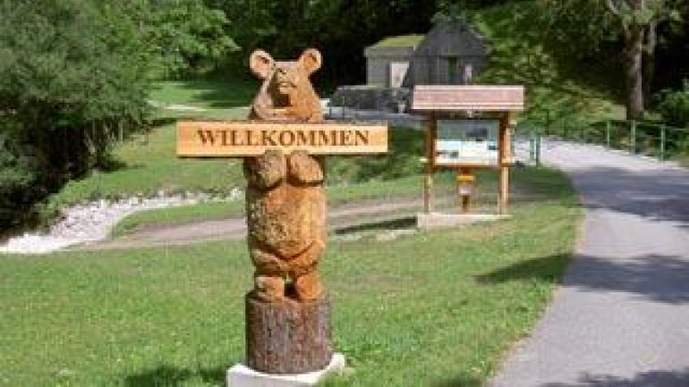 Bärenskulptur am Eingangsbereich des Naturlehrpfades Kaiserbrunn