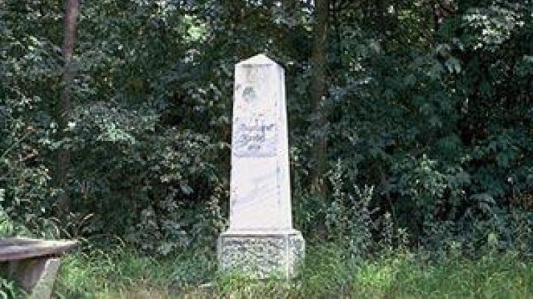 copyright: Pieper - MA 49 Gedenkstein am Wegrand in Erinnerung an die Schlacht