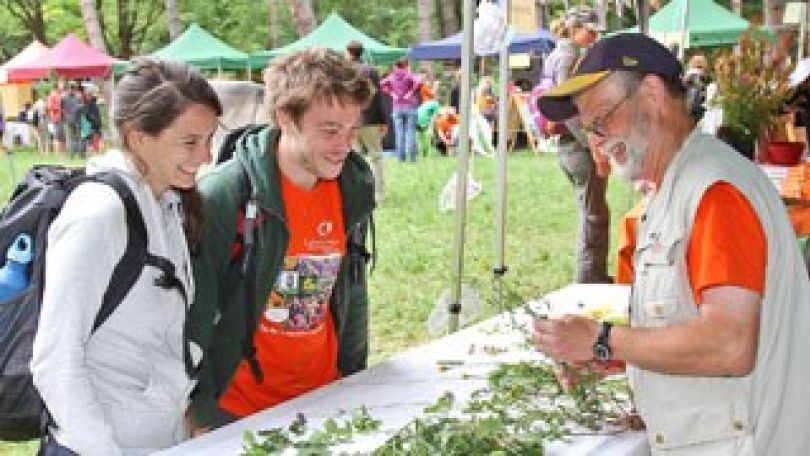 copyright: BPWW/N.Novak Eine Frau und ein Mann schauen sich an einem Stand Pflanzen an.